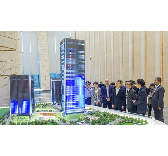 深圳市南山区区长曾湃率队调研壹号娱乐城