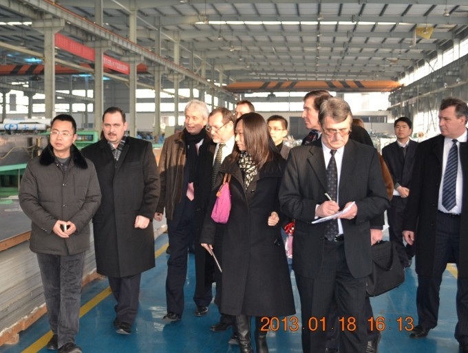 匈牙利客人到江西壹号娱乐新材料公司考察