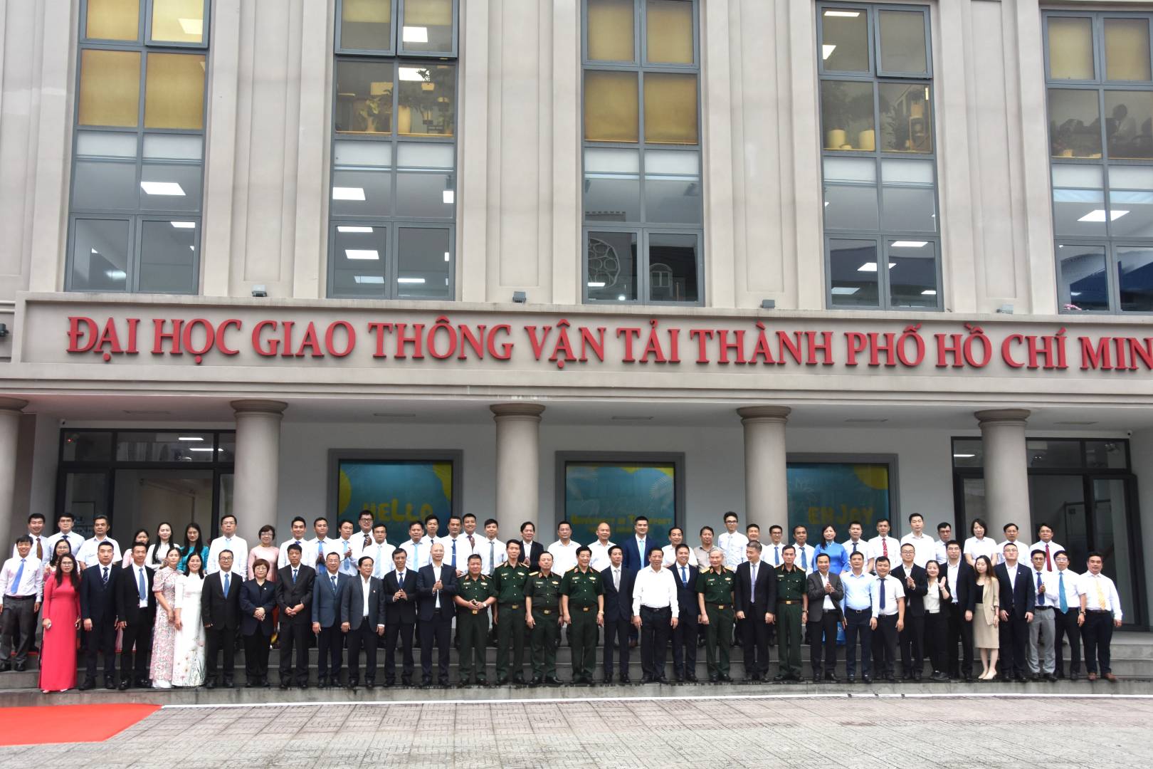 壹号娱乐与胡志明市交通运输大学共建实验室落成，越南建设部部长亲临揭牌